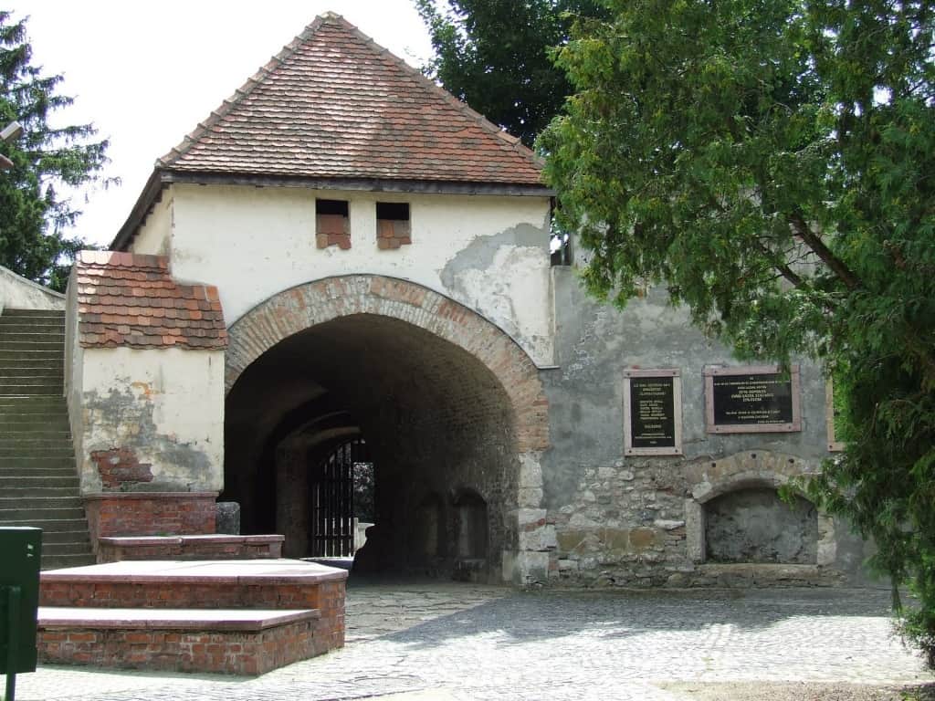 Kivezető kapu a várból - deneverszabo