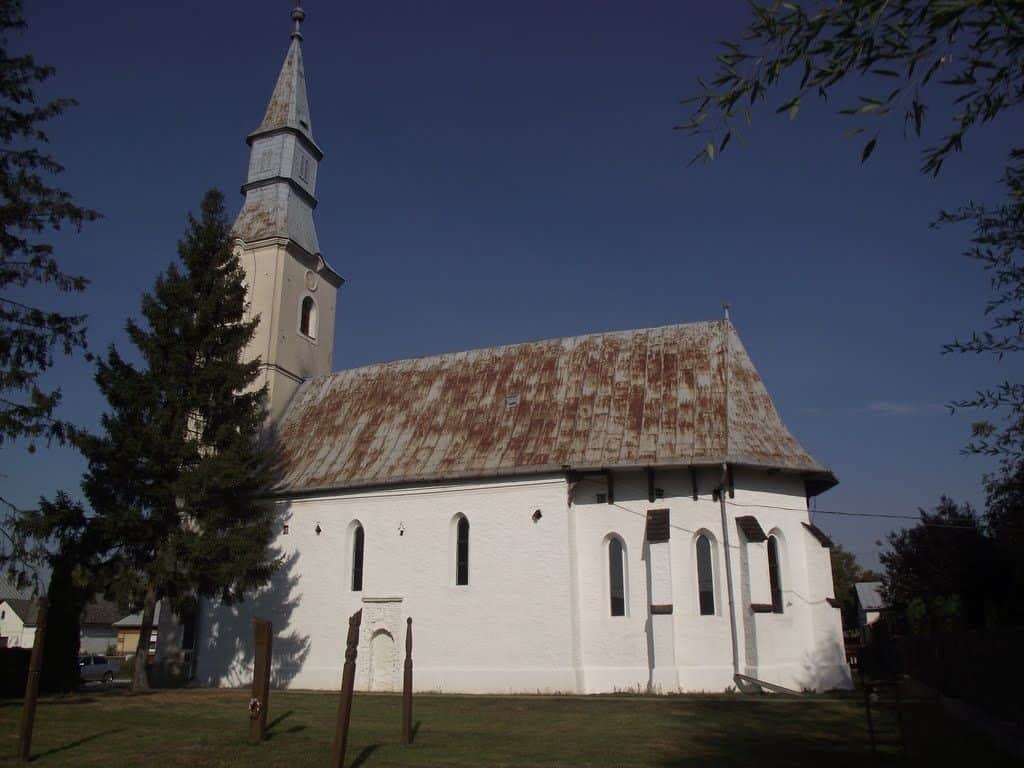 Lenyűgöző Tornyospálca 14. századi temploma is, mely fehérre meszelt falaival, sötét színű tetejével bensőséges nyugalmat áraszt.