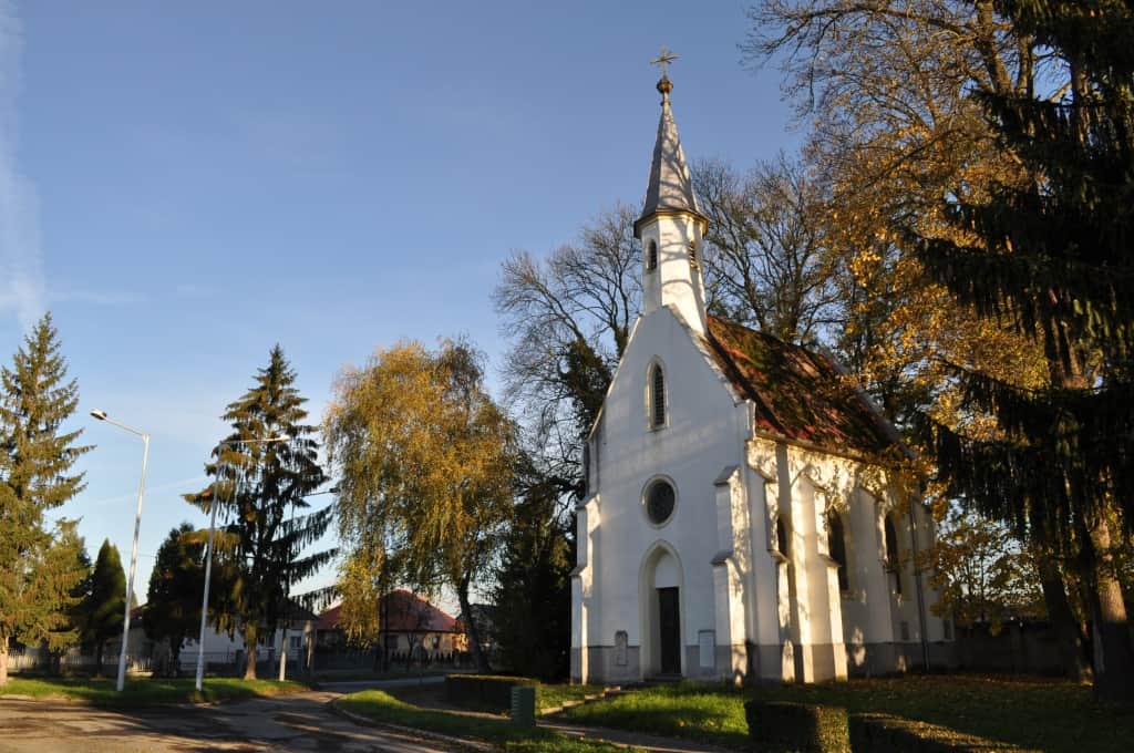Temetőkápolna a ligetben - helloszentgotthard.hu