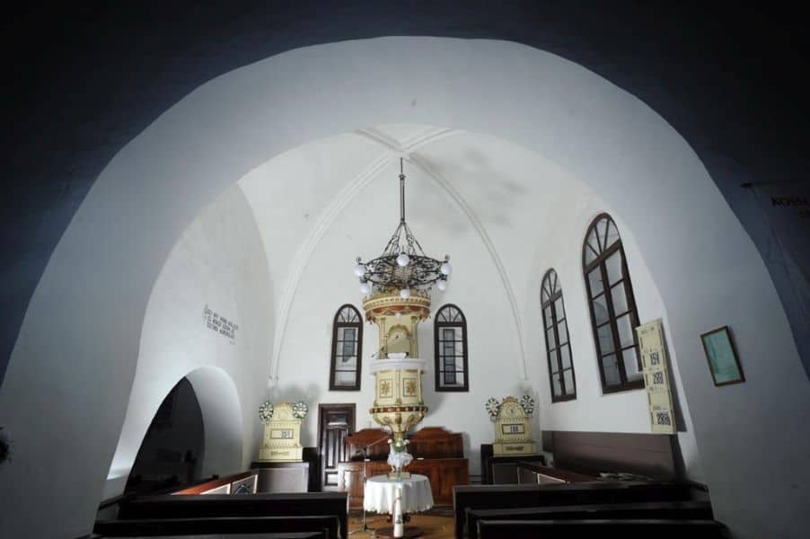 A técsői templom belsőtere és szószéke