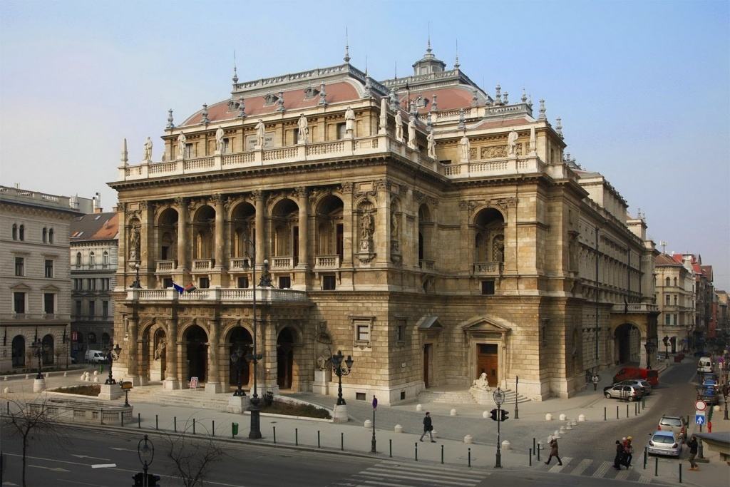 A homlokzat - opera.hu
