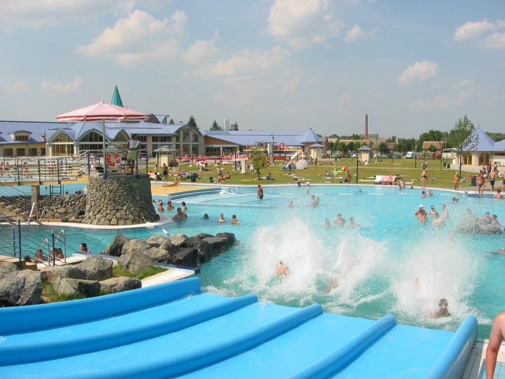 sarvari-gyogyfurdo-es-wellnessfurdo-strand-01