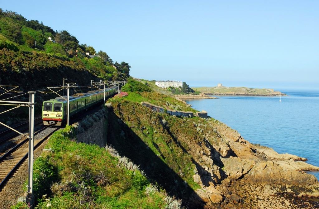 A DART éppen a Killiney-öblön halad át
