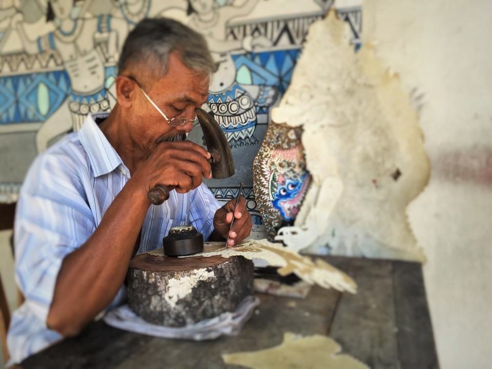 Kézzel készített faldíszek mestere, Yogyakarta, Indonézia