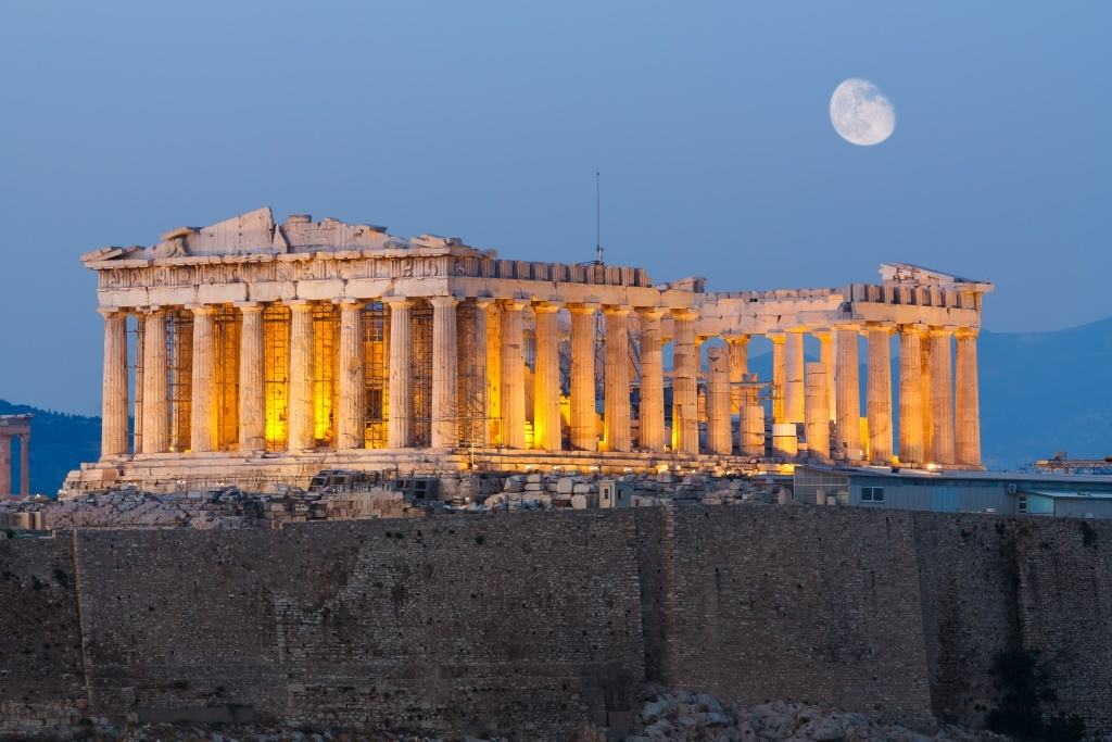 A Parthenon esti kivilágításban